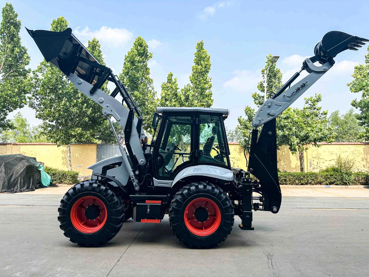What’s the Difference Between a Backhoe and a Backhoe Loader?